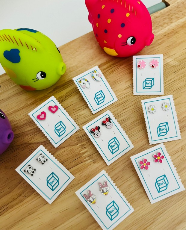 brincos prata bonequinhos