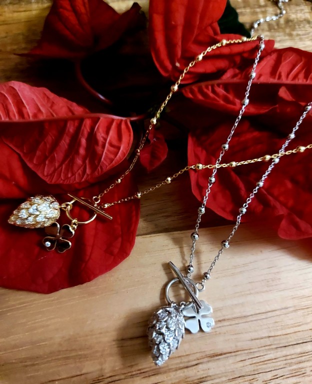 Fio em prata 925 com pendente pinha e trevo 4 folhas