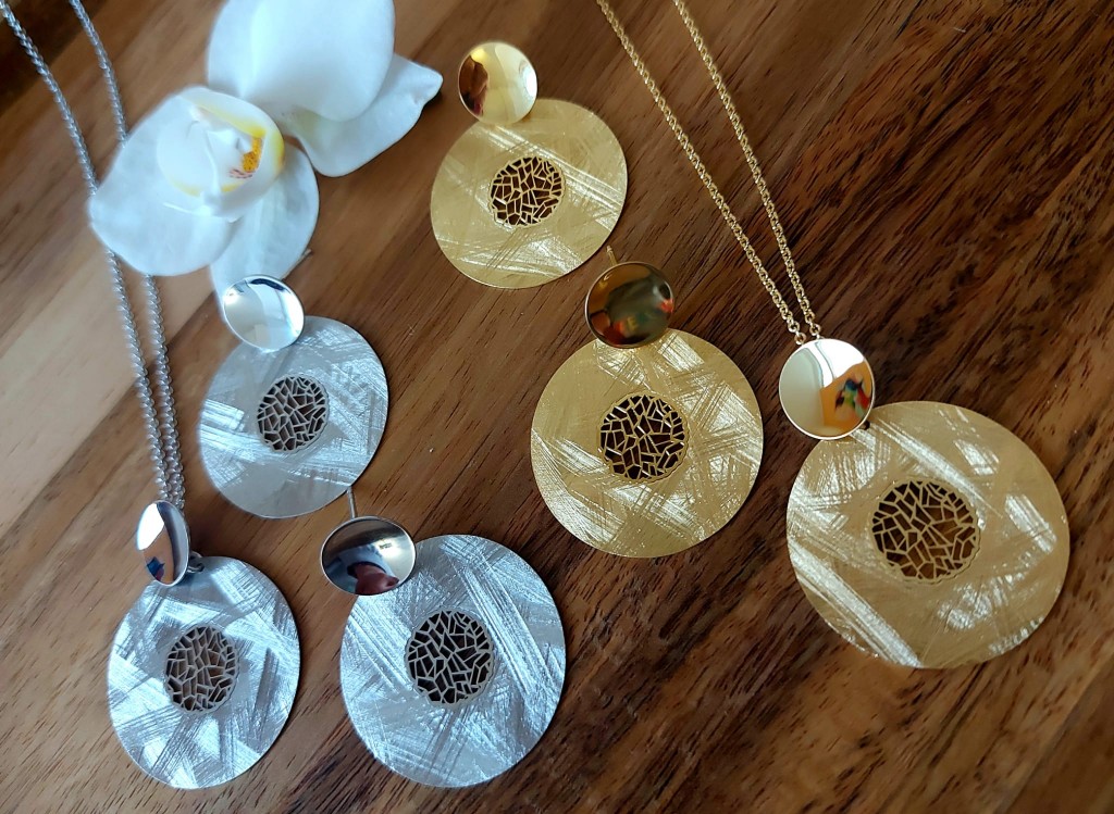 Conjunto de brincos e fio em prata 925 dourada