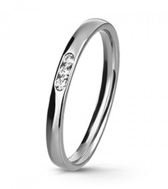 Anel em ouro polido, com 3 diamantes