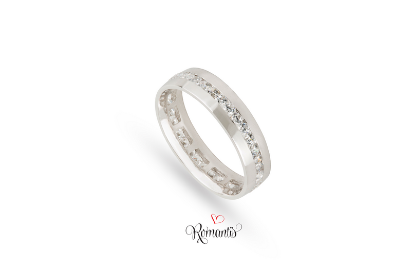 Aliança ouro branco zircónias brancas.