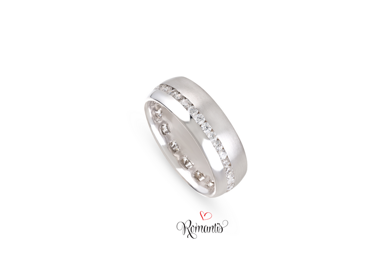 Aliança ouro branco zircónias brancas.