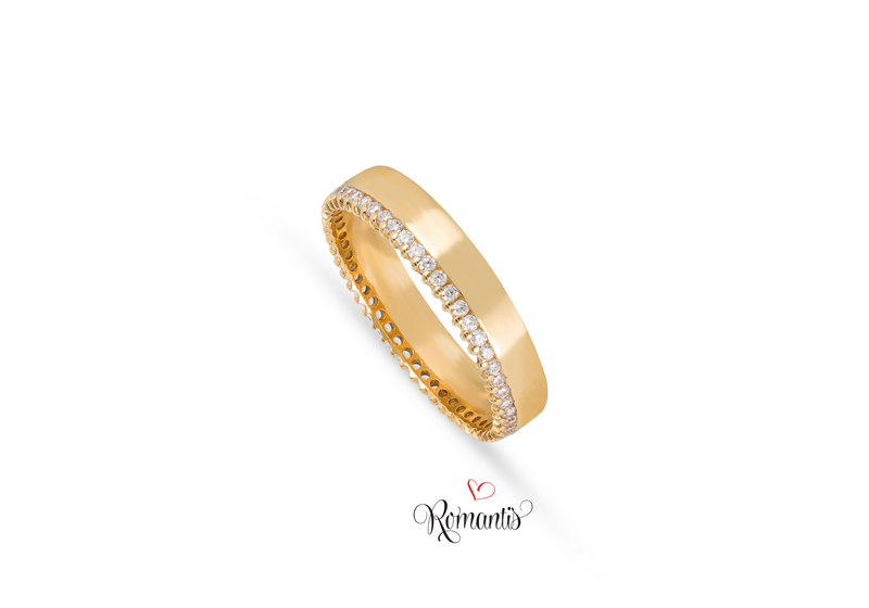 Aliança ouro amarelo  zircónias brancas.