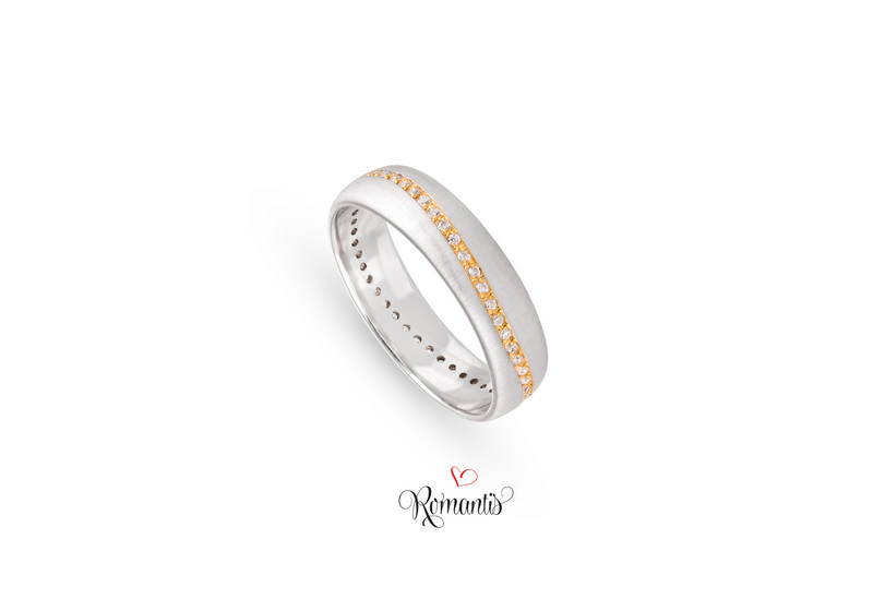 Aliança ouro bicolor  zircónias brancas.