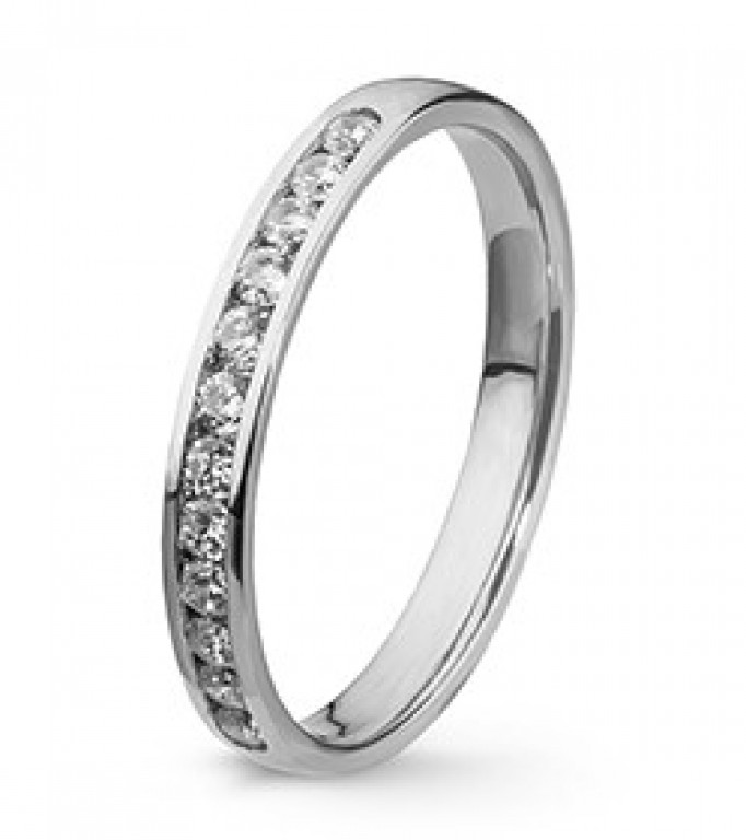 Anel em ouro polido, com 12 diamantes